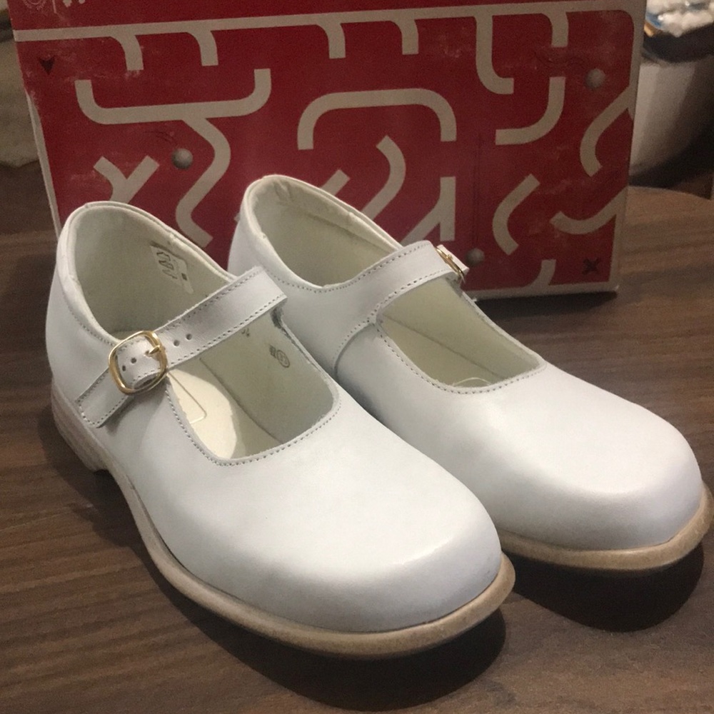 White, Mary Jane, w/buckle.  Great quality shoes, Size 34 (US 2 1/2)